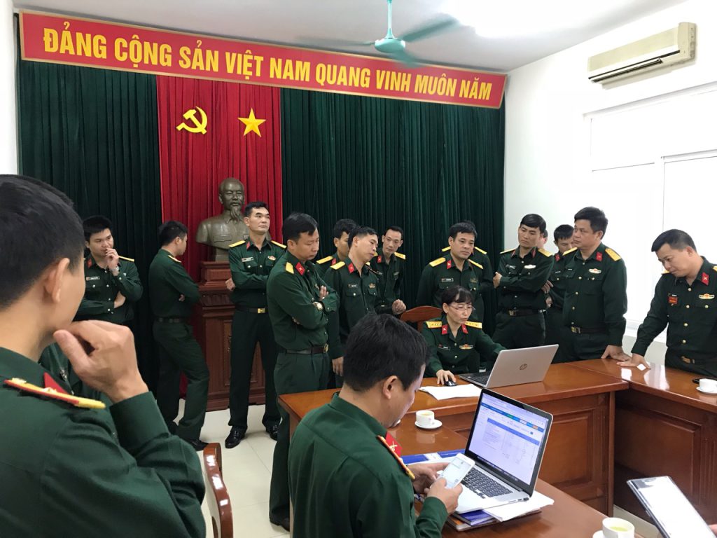 Ban quản lý Lăng Chủ tịch Hồ Chí Minh giới thiệu phần mềm quản lý khách viếng vào Lăng do ECPVietnam viết với cán bộ Khu di tích K9